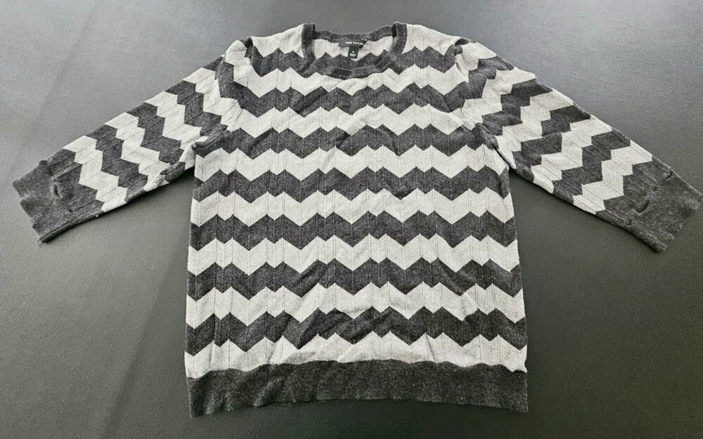 Ann Taylor Womens Sweater Chevron Pattern Black Pink Size Medium Knit